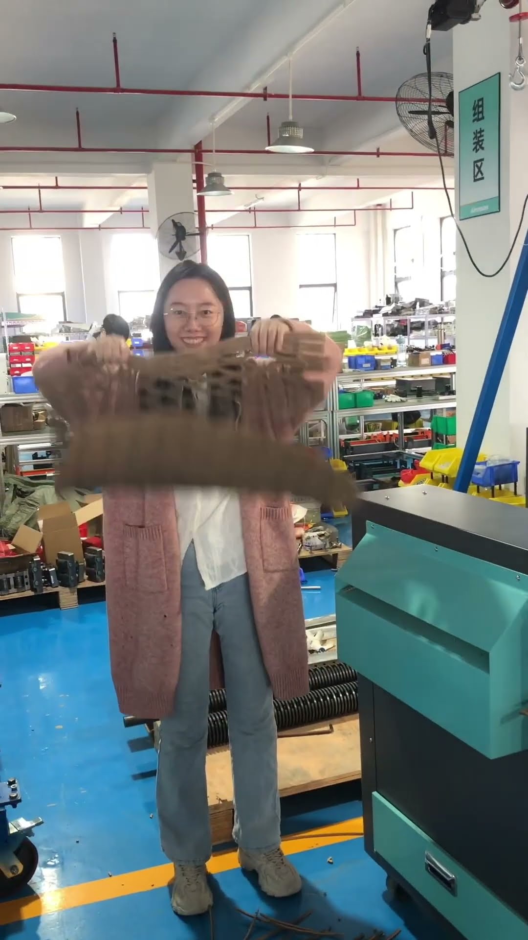 Multiple functions Cardboard Shredder, is able to produce 3 different Materials: Strips + Net+Scarp