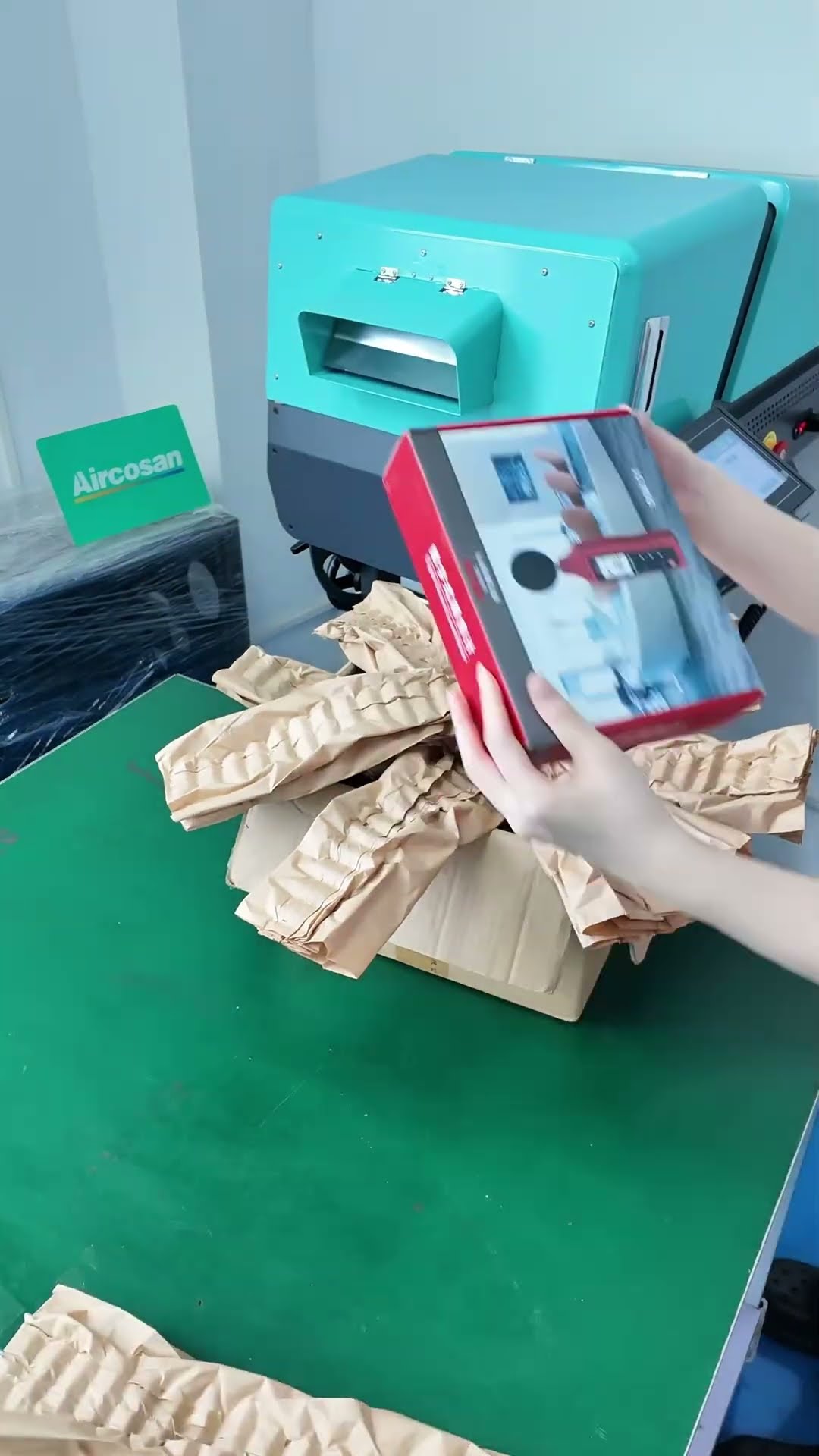 This double-layer cardboard cutting machine is amazing! The upper layer cuts into a mesh shape,